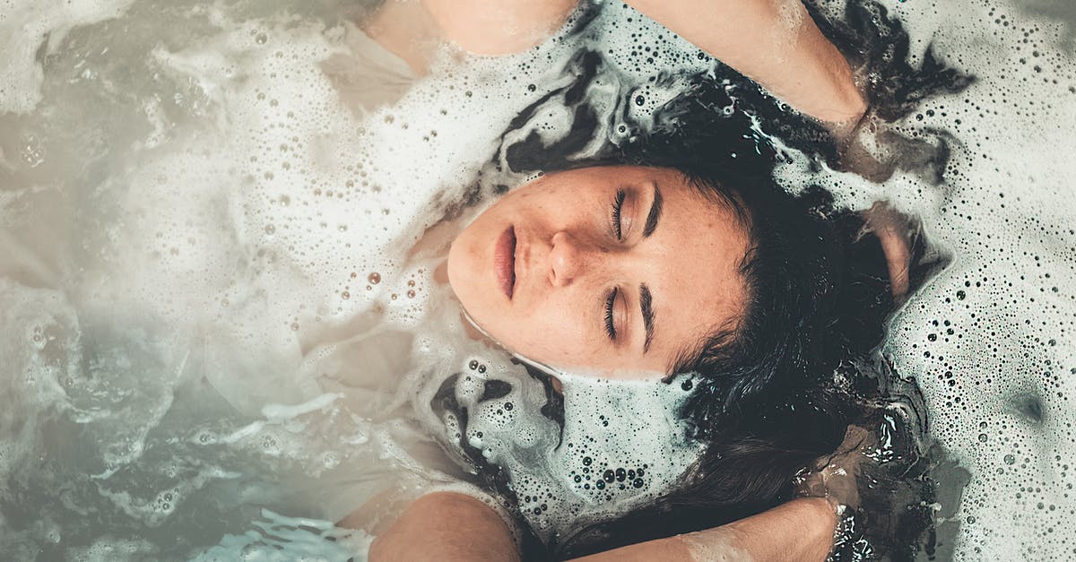 Soak clams with cornmeal: yes or no? - Woman in Bath Tub Soak clams with cornmeal: yes or no? - Woman in Bath Tub