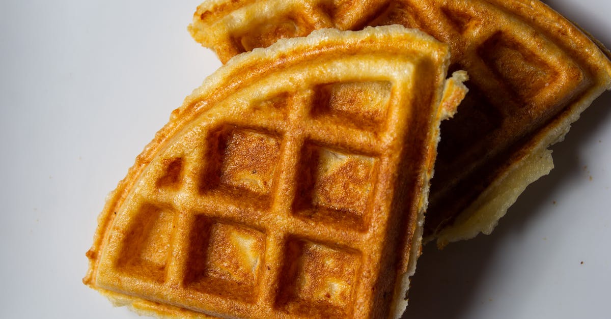 Substituting honey for sugar in bread - dois pedaços de Waffles cortados em quatro Substituting honey for sugar in bread - dois pedaços de Waffles cortados em quatro
