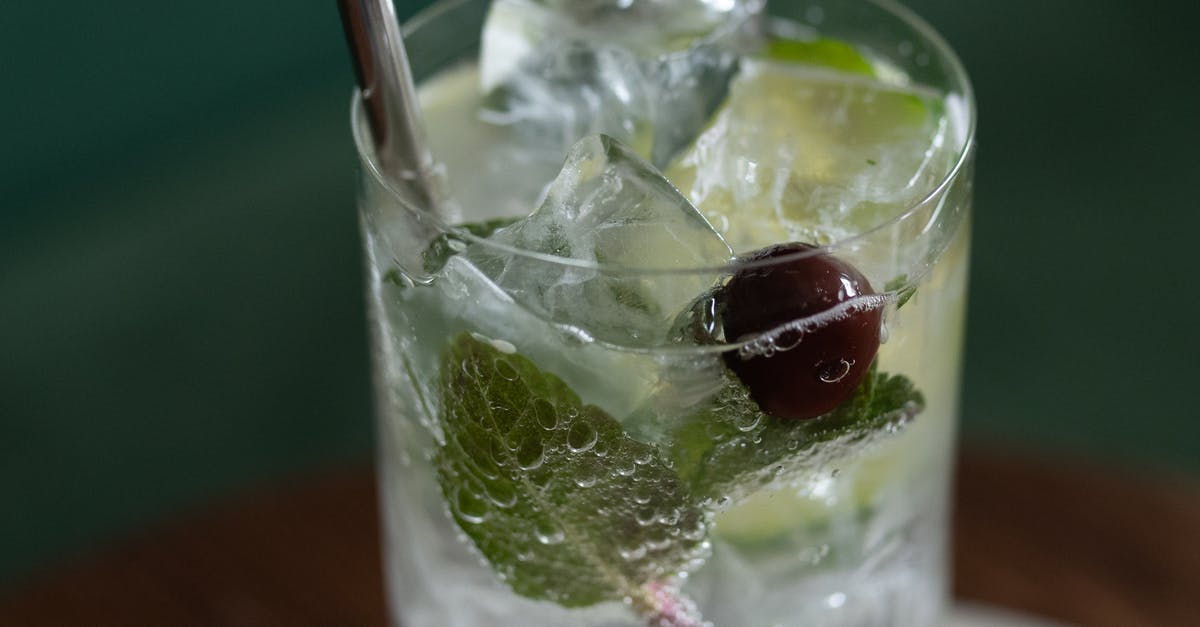 Time effective technique for separating mint leaves from stems - Clear Drinking Glass With Ice and Straw Time effective technique for separating mint leaves from stems - Clear Drinking Glass With Ice and Straw