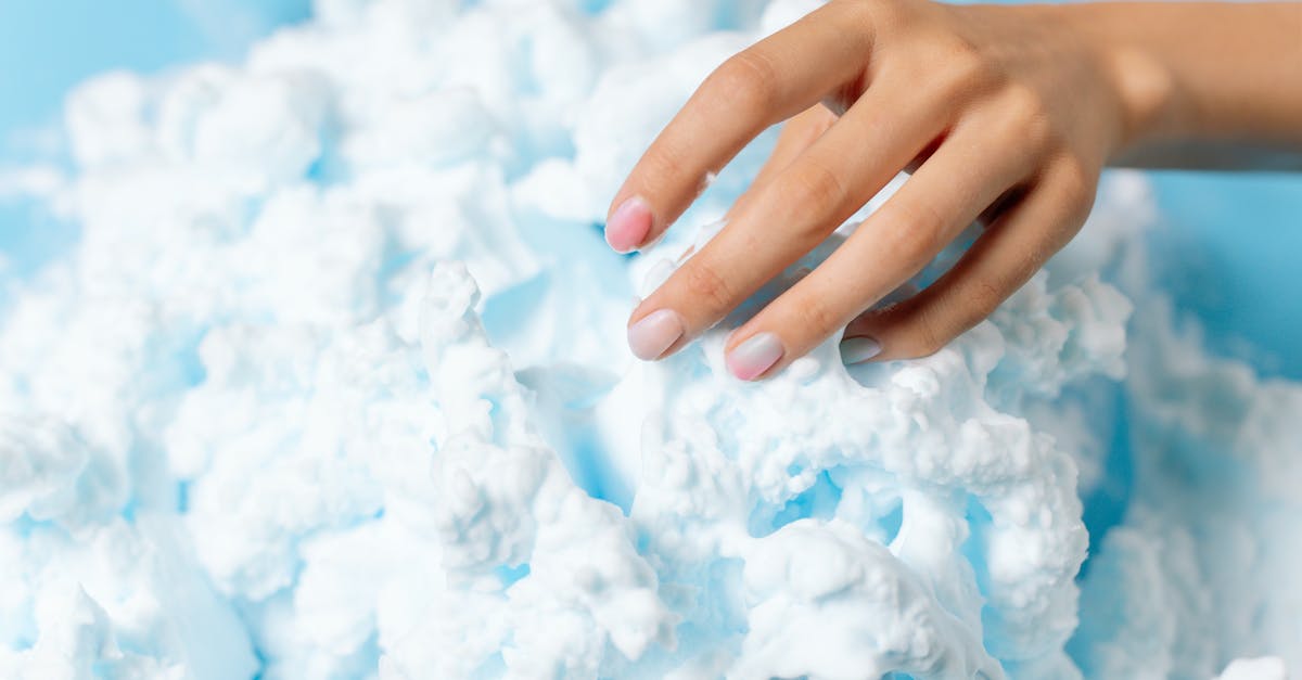 Unsure why foam sauce doesn't hold - Hand Holding White Foam