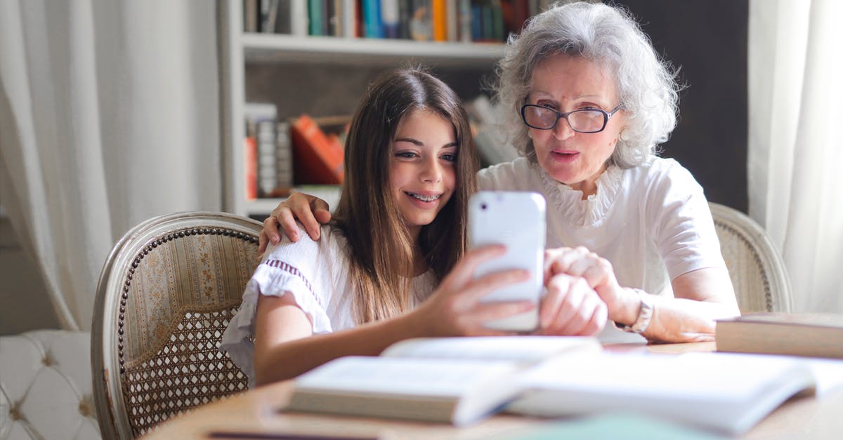 Using salmon in 2 days, freezer or fridge? - Photo of Woman Showing Her Cellphone to Her Grandmother Using salmon in 2 days, freezer or fridge? - Photo of Woman Showing Her Cellphone to Her Grandmother