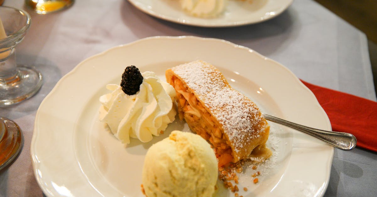 Vanilla extract vs. Vanilla powder - Dessert on Ceramic Plate Vanilla extract vs. Vanilla powder - Dessert on Ceramic Plate