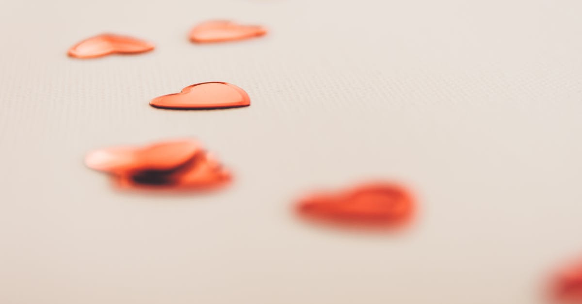 What's the difference between black currants and red currants? - Red Heart Shape In A White Surface What's the difference between black currants and red currants? - Red Heart Shape In A White Surface