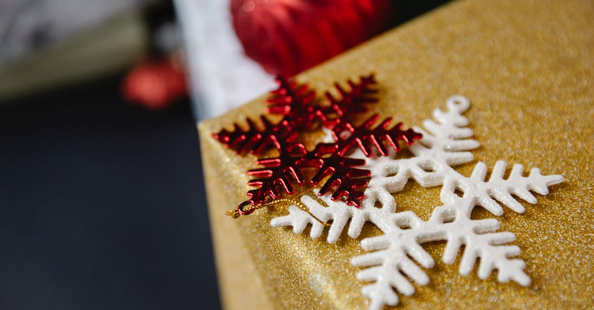 What's the difference between black currants and red currants? - Decorative Christmas elements in light room on table What's the difference between black currants and red currants? - Decorative Christmas elements in light room on table