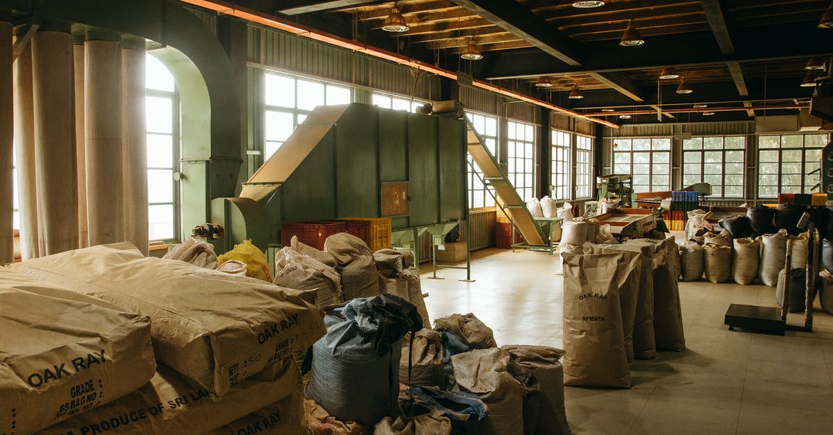 What's the difference between rectangular tea bags and pyramid tea bags? - Bags of Tea in a Production Plant What's the difference between rectangular tea bags and pyramid tea bags? - Bags of Tea in a Production Plant