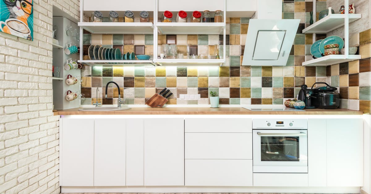 What are the differences between a Dutch oven and ceramic casserole? - Cozy light kitchen with white furniture and appliances What are the differences between a Dutch oven and ceramic casserole? - Cozy light kitchen with white furniture and appliances
