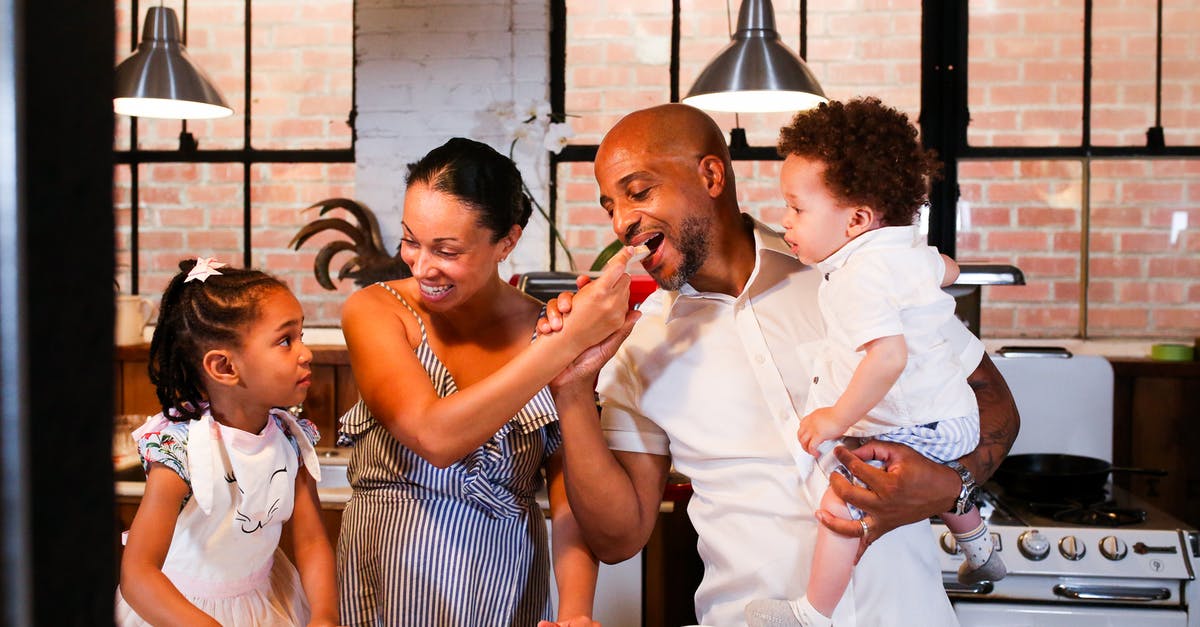 What characteristics should a bread peel have? - A Happy Family Eating Together in a Kitchen What characteristics should a bread peel have? - A Happy Family Eating Together in a Kitchen