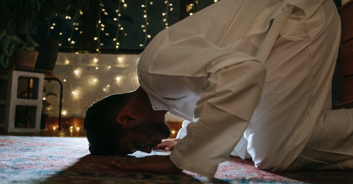 What does "wedge" mean, as in "wedge" a head of Cabbage? - Man in White Thobe Praying What does "wedge" mean, as in "wedge" a head of Cabbage? - Man in White Thobe Praying