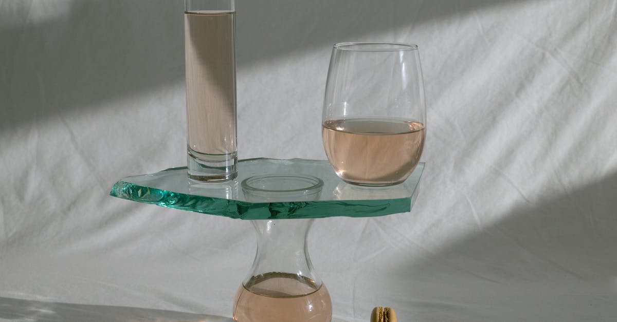 What is fine semolina? (For baghrir recipe) - Composed glassware with wine and macaroons