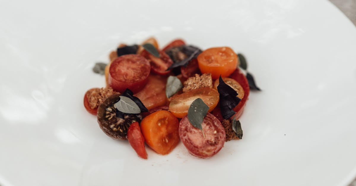 What is the difference between grape and cherry tomatoes? - Plate with salad with cherry tomatoes on cloth What is the difference between grape and cherry tomatoes? - Plate with salad with cherry tomatoes on cloth