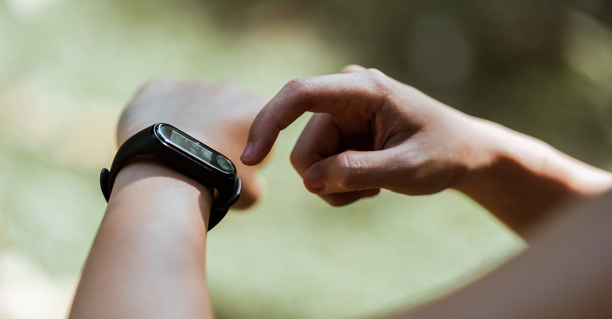 What is the difference using plastic or bronze mould for pasta maker? - Crop unrecognizable person using smart watch outdoors
