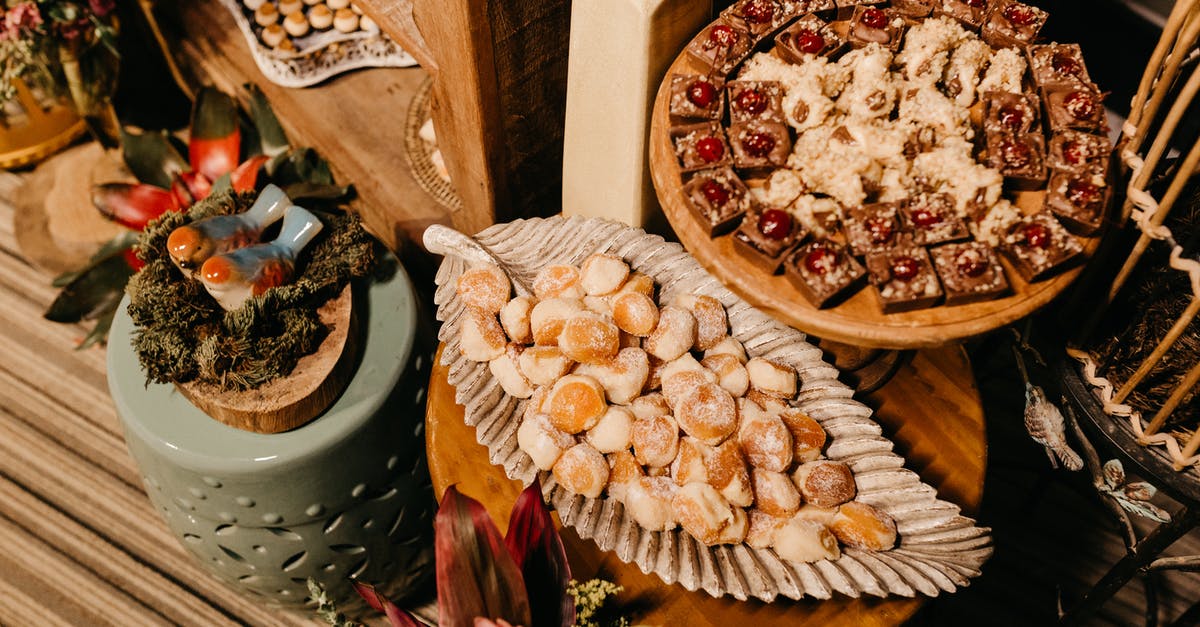 What is the most effective method to mince candied ginger? - Cookies and delicacies presented on wooden plates