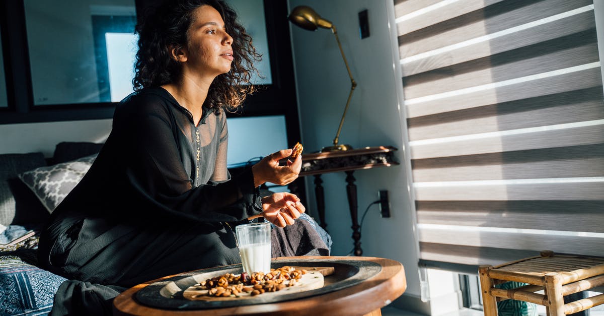 What kinds of milk are low in carbs? - A Woman Sitting on the Couch Eating What kinds of milk are low in carbs? - A Woman Sitting on the Couch Eating