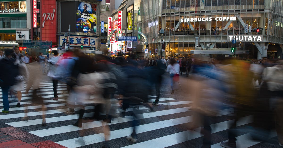 When is it OK to crowd the pan? - People Crossing the Street in Japan When is it OK to crowd the pan? - People Crossing the Street in Japan
