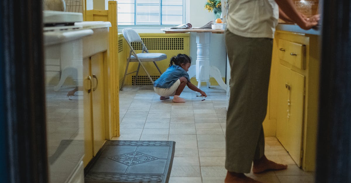 When is the right time to pick blueberries? - Crop mother and daughter spending time in kitchen When is the right time to pick blueberries? - Crop mother and daughter spending time in kitchen
