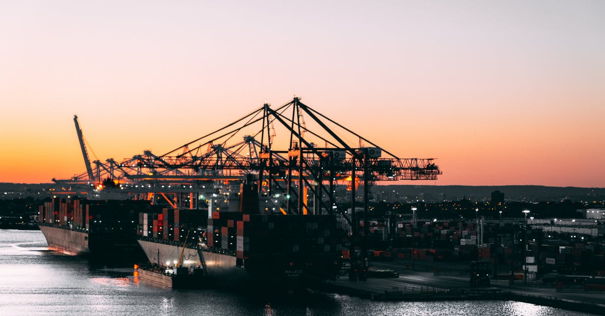 Which kinds of vessels insulate well? - port with cranes Which kinds of vessels insulate well? - port with cranes