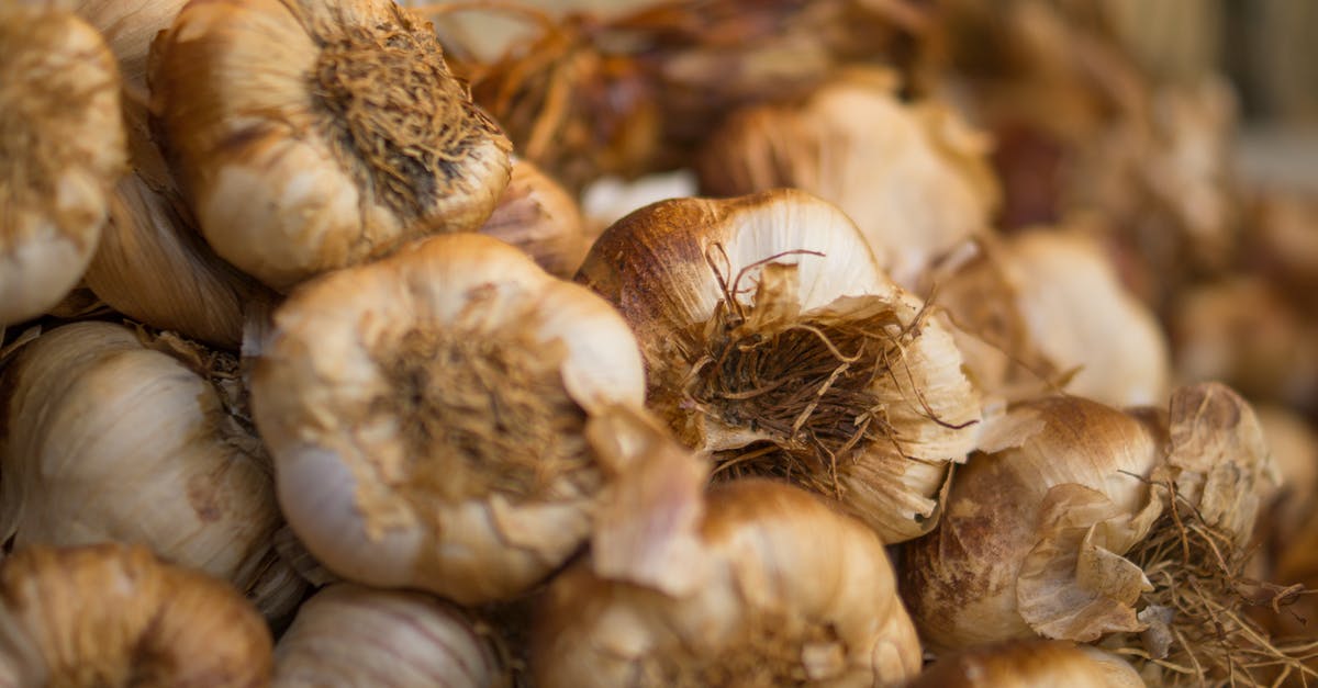 (Why) do onions taste sweeter when cooked at lower temperature? - Shallow Focus Photography of Garlics (Why) do onions taste sweeter when cooked at lower temperature? - Shallow Focus Photography of Garlics