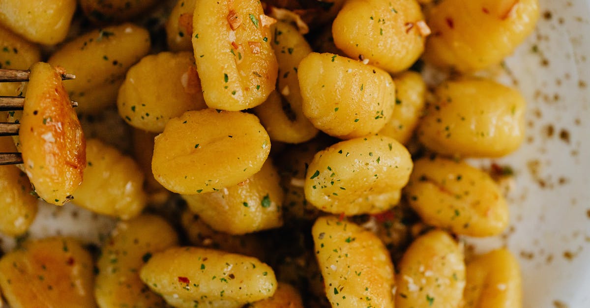 (Why) do onions taste sweeter when cooked at lower temperature? - Gnocchi Dish in Close-up Shot (Why) do onions taste sweeter when cooked at lower temperature? - Gnocchi Dish in Close-up Shot