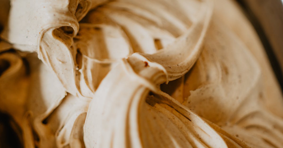 Why does food get cold faster in some locales than others? - White and Brown Flower in Macro Photography Why does food get cold faster in some locales than others? - White and Brown Flower in Macro Photography
