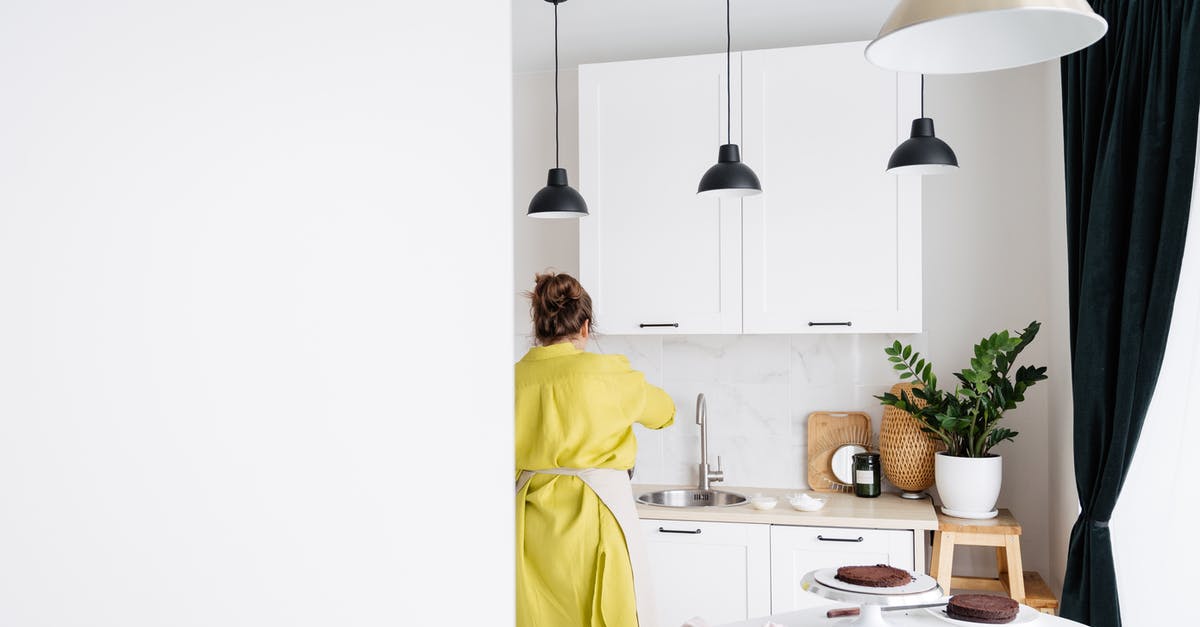 Why does my Wonder Pot now bake unevenly? - Woman in apron standing in kitchen Why does my Wonder Pot now bake unevenly? - Woman in apron standing in kitchen