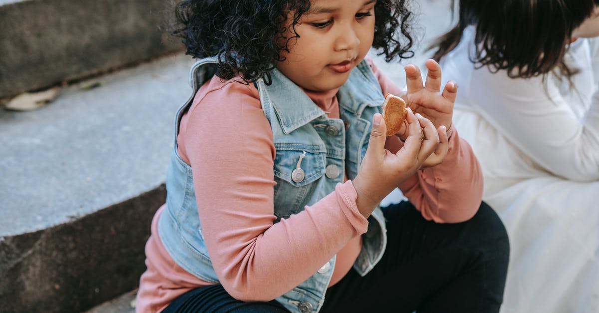 Why should I rest gingerbread dough? - Black girl having gingerbread treat with friend Why should I rest gingerbread dough? - Black girl having gingerbread treat with friend