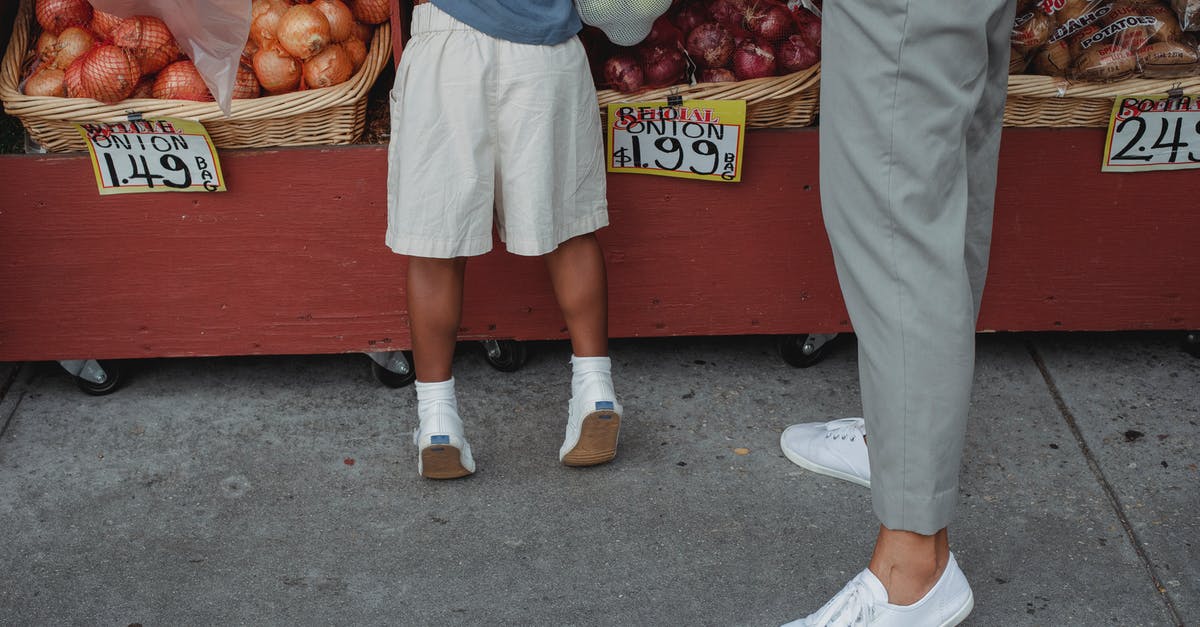 Why should we not store onions and potatoes together? - Crop mother and child on market Why should we not store onions and potatoes together? - Crop mother and child on market