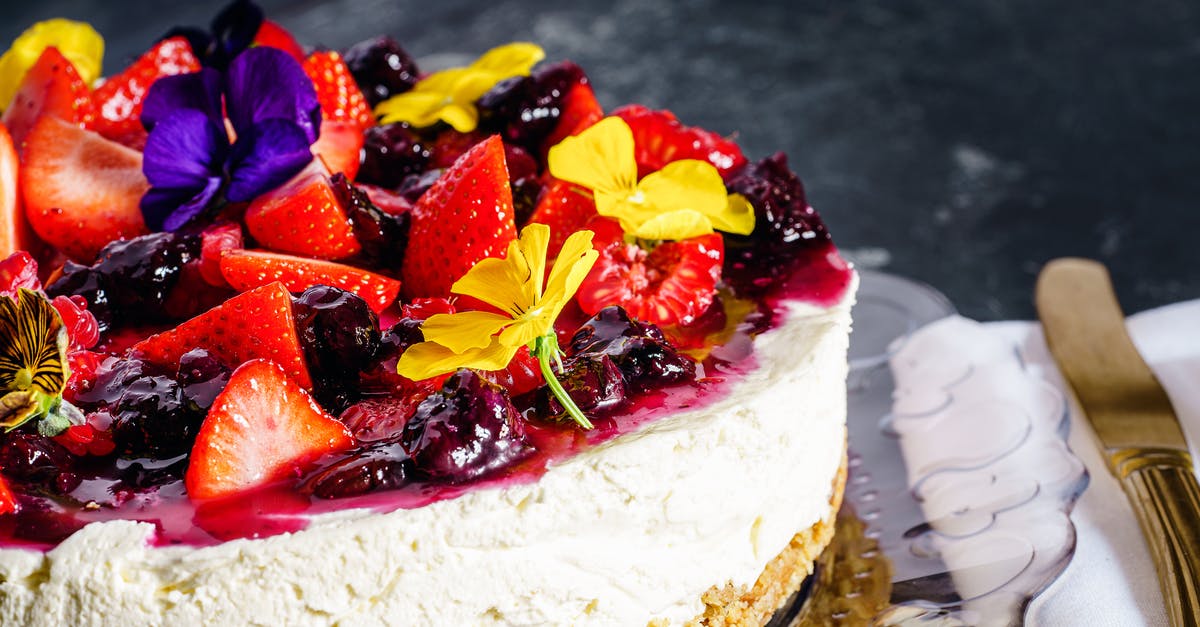 Will fresh strawberries make a cake soggy? - White Cake With Sliced Strawberries and Blueberries on Top Will fresh strawberries make a cake soggy? - White Cake With Sliced Strawberries and Blueberries on Top