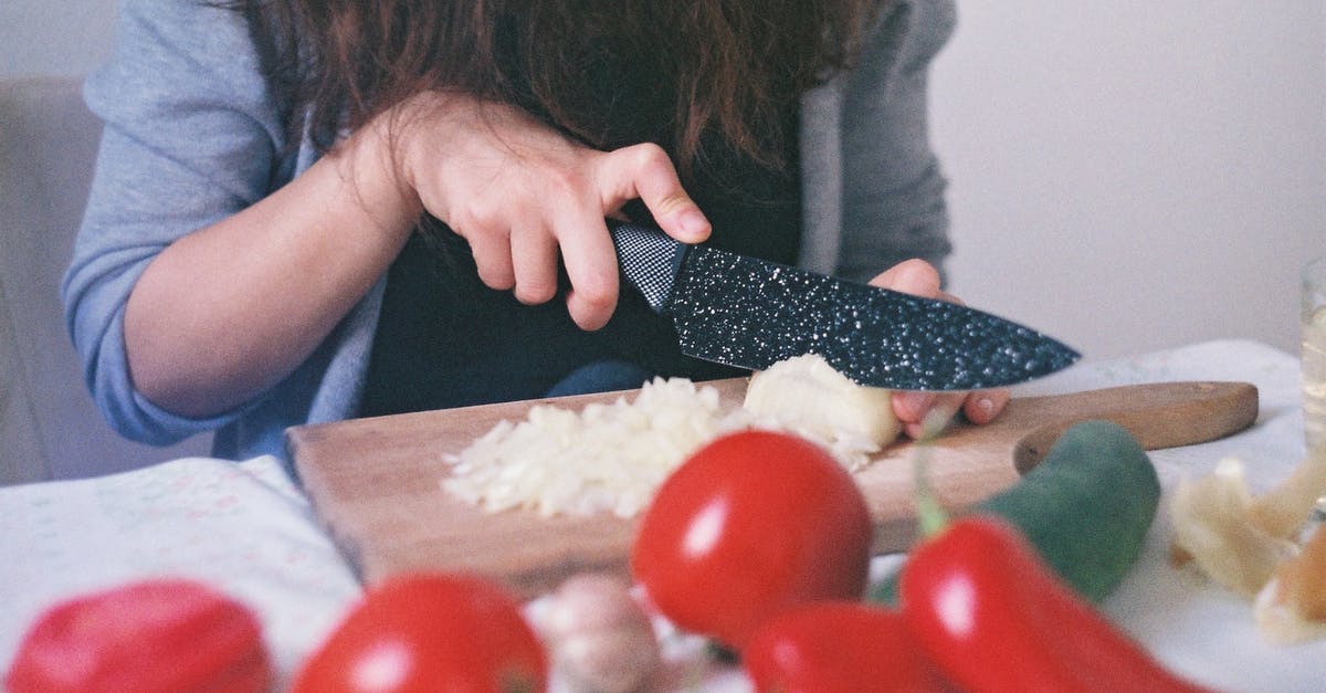 Without knife skills, how can I quickly and accurately dice vegetables? - Person Cutting Vegetables on Chopping Board Without knife skills, how can I quickly and accurately dice vegetables? - Person Cutting Vegetables on Chopping Board