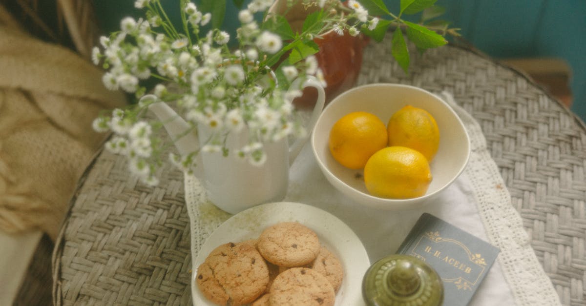 Yo-yo/custard cookies cracking - Brown Round Cookies on White Ceramic Bowl